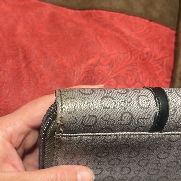 Guess wallet minor tear on the leather - Picture 5 of 5